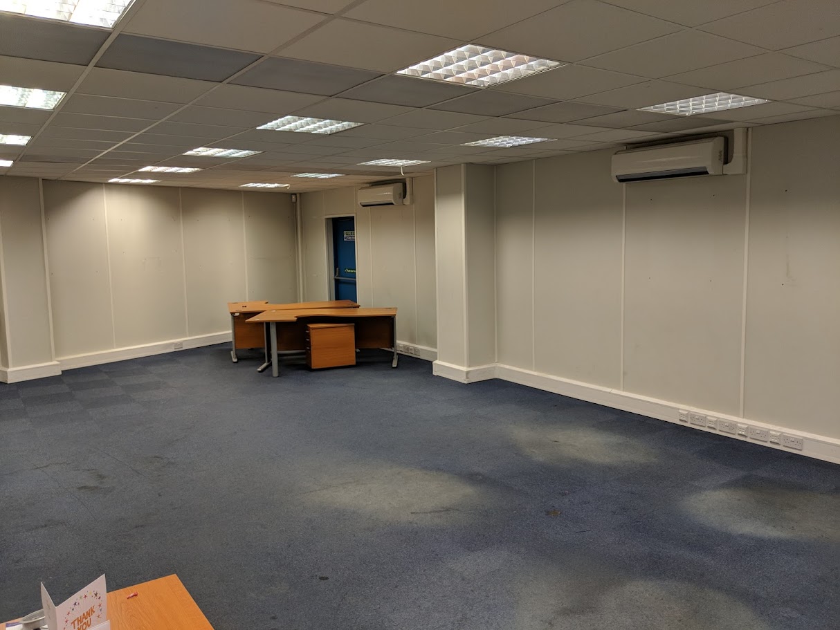 Suspended ceiling with integrated lighting and services in a commercial space