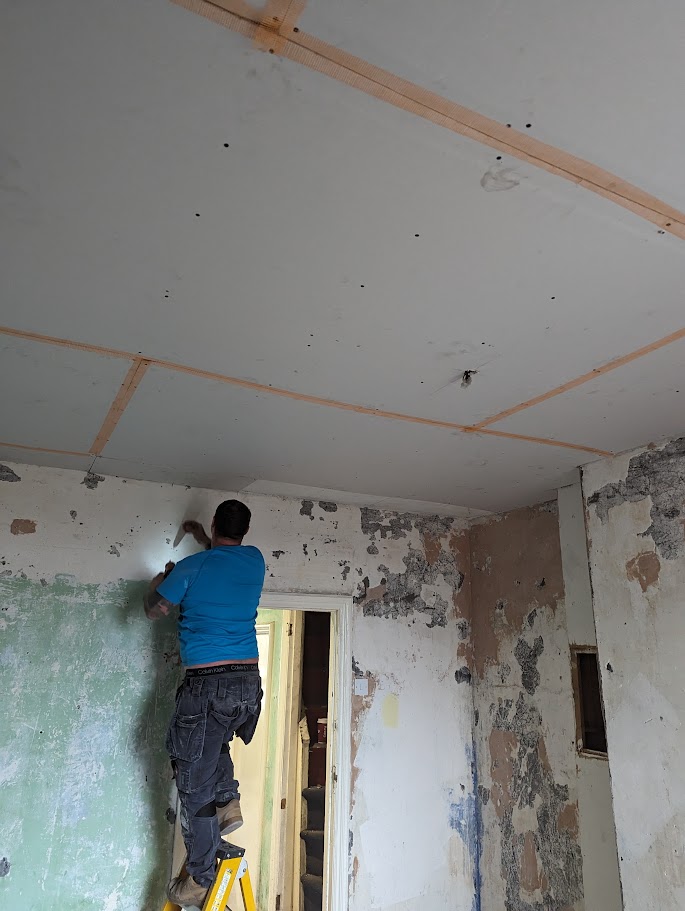Taping and jointing plasterboard to create smooth walls ready for decorating